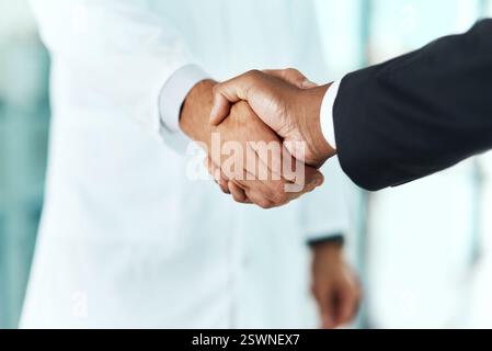 Uomini d'affari, stretta di mano e medico con investitore per campagna medica, partnership o finanziamento di ricerca in clinica. Primo piano, b2b o colleghi Foto Stock