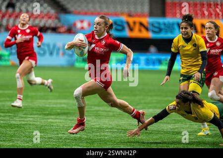 VANCOUVER, CANADA - 21 FEBBRAIO 2025: Il PIFFERAIO canadese n. 11 LOGAN sta lottando per il possesso con il giocatore brasiliano durante la partita HSBC SVNS Vancouver Rugby 7s del 2025 contro la Spagna il giorno 1 al BC Place di Vancouver. Crediti: Joe ng/Alamy Live News Foto Stock