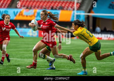 VANCOUVER, CANADA - 21 FEBBRAIO 2025: Il PIFFERAIO canadese n. 11 LOGAN sta lottando per il possesso con il giocatore brasiliano durante la partita HSBC SVNS Vancouver Rugby 7s del 2025 contro la Spagna il giorno 1 al BC Place di Vancouver. Crediti: Joe ng/Alamy Live News Foto Stock