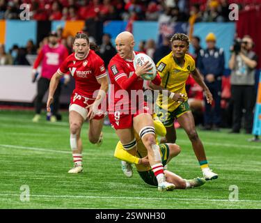 VANCOUVER, CANADA - 21 FEBBRAIO 2025: OLIVIA APPS #9 del Canada sta lottando per il possesso con il giocatore brasiliano durante la partita HSBC SVNS Vancouver Rugby 7s contro la Spagna del giorno 1 al BC Place di Vancouver 2025. Crediti: Joe ng/Alamy Live News Foto Stock