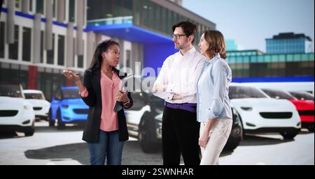 Coppia nera che sta negoziando con il concessionario per un nuovo contratto automobilistico Foto Stock