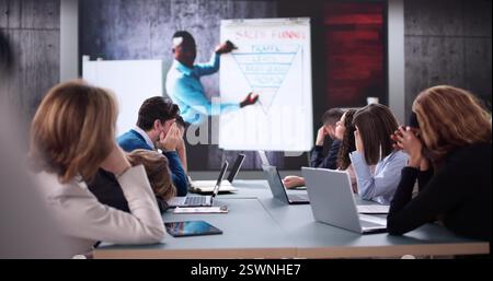 Uomini d'affari non motivati che dormono durante una noiosa videoconferenza Foto Stock