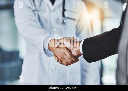Persone, stretta di mano o medico con affari per partnership, finanziamenti medici o campagne sanitarie. Primo piano, b2b o stringere la mano all'investitore per Foto Stock