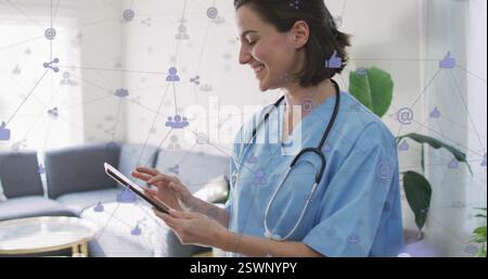 Infermiera sorridente che utilizza lo smartphone, immagine della rete di social media sullo sfondo dell'ospedale Foto Stock