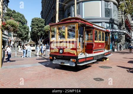 Storica funivia all'incrocio tra Market St e Powell St. Un punto di riferimento storico nazionale parte del sistema MUNI. San Francisco. L'auto 62 è motorizzata. Foto Stock