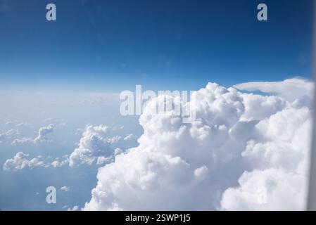 Vista dalla finestra di un aereo su una splendida distesa di soffici nuvole bianche Foto Stock
