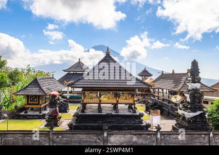 Scenario del Tempio di Lempuyang con sfondo Gunung Batur a Bali, Indonesia Foto Stock