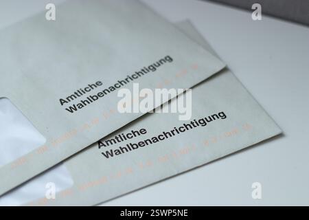 12. Febbraio 2025 - Amburgo, Germania. Primo piano di due lettere di notifica delle votazioni per il giorno delle elezioni Foto Stock