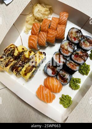 Delizioso assortimento di sushi con nigiri, panini e sashimi con wasabi e zenzero. Foto Stock