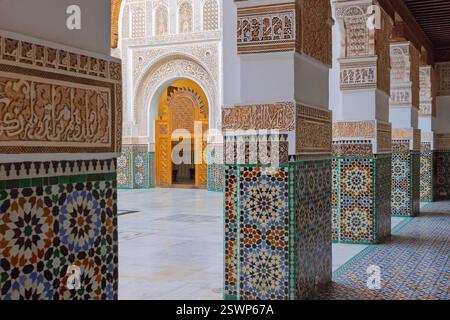 La Madrasa Ben Youssef è una scuola corana del XVI secolo a Marrakech con sala di preghiera e cortili decorati con piastrelle e legno intagliato. Foto Stock