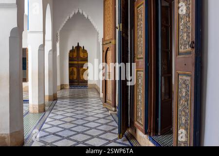 Il Bahia Palace di Marrakech è un vasto palazzo progettato in modo complesso con 160 camere, cortili e 8 acri di giardini. Foto Stock