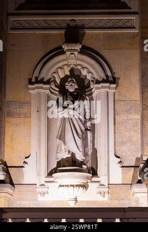Dresda Altstadt Kunsthalle im Lipsius-Bau, Sandsteinplastik am Eingangsportal. Der Maler Peter von Cornelius 1783 1867, geschaffen von Gustav Adolph Kietz 1824 1908 Dresda Sachsen Deutschland *** Dresda Old Town Art Gallery nel Lipsius Building, scultura in arenaria al portale d'ingresso il pittore Peter von Cornelius 1783 1867 , creato da Gustav Adolph Kietz 1824 1908 Dresda Sassonia Germania Foto Stock
