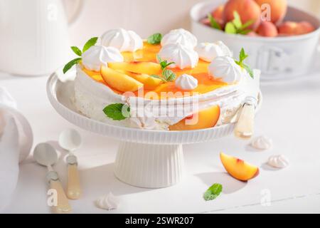 Deliziosa meringa di pesca servita come dessert in primavera. Meringa di pesca fatta di panna e frutta. Foto Stock