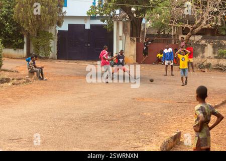 serie fotografica di giovani neri che giocano a football di strada nel loro quartiere di enugu nigeria Foto Stock