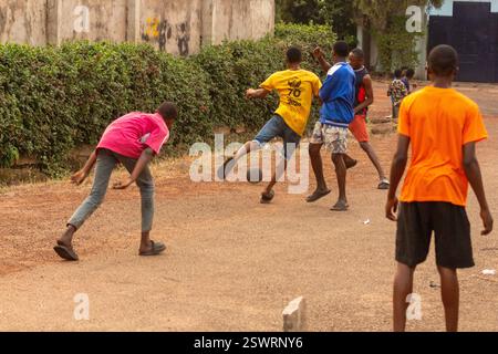 serie fotografica di giovani neri che giocano a football di strada nel loro quartiere di enugu nigeria Foto Stock