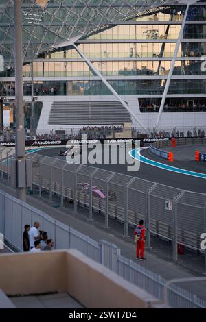 Haas, Aston Martin Mercedes e Alpine F1 durante la giornata di gara del Gran Premio di F1 Etihad Airways Abu Dhabi 2024 a Yas Marina-8 dicembre Foto Stock