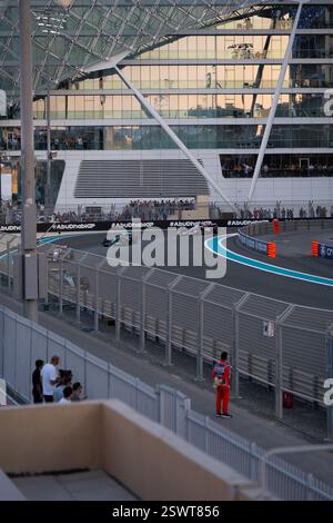 Haas, Aston Martin e Mercedes F1 durante la giornata di gara del Gran Premio di F1 Etihad Airways Abu Dhabi 2024 a Yas Marina, 8 dicembre Foto Stock