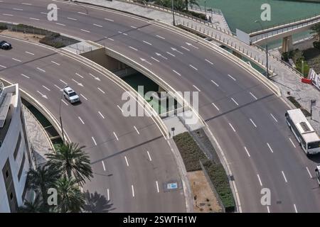 Vista dall'alto verso il basso sul moderno ponte autostradale a più corsie nella città di Abu Dhabi. Strada curva vuota rialzata. Foto Stock