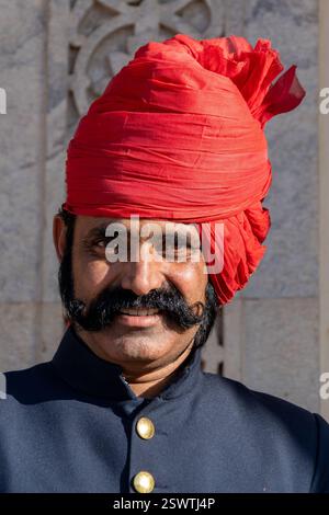 India. Rajasthan. Jaipur. Palazzo della città. Ritratto di una guardia che indossa i tipici baffi Rajasthani Foto Stock