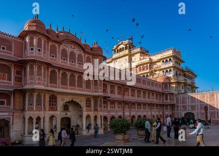 India. Rajasthan. Jaipur. Palazzo della città. Vista generale del Pritam Niwas Chowk Foto Stock