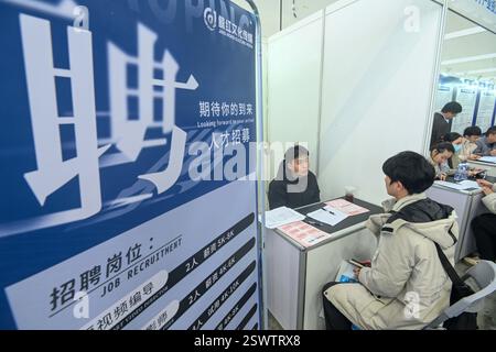 Gli amanti del lavoro cercano opportunità di lavoro alla Spring Talent Exchange 2025 di Nanning, nella regione autonoma del Guangxi Zhuang nella Cina meridionale, 22 febbraio 2025. Foto Stock