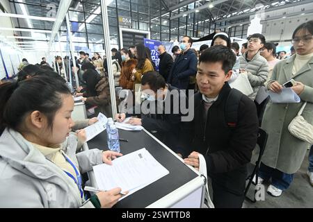 Gli amanti del lavoro cercano opportunità di lavoro alla Spring Talent Exchange 2025 di Nanning, nella regione autonoma del Guangxi Zhuang nella Cina meridionale, 22 febbraio 2025. Foto Stock