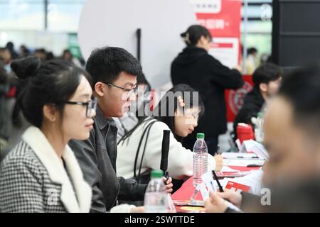 Gli amanti del lavoro cercano opportunità di lavoro alla Spring Talent Exchange 2025 di Nanning, nella regione autonoma del Guangxi Zhuang nella Cina meridionale, 22 febbraio 2025. Foto Stock