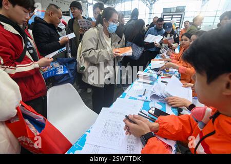 Gli amanti del lavoro cercano opportunità di lavoro alla Spring Talent Exchange 2025 di Nanning, nella regione autonoma del Guangxi Zhuang nella Cina meridionale, 22 febbraio 2025. Foto Stock