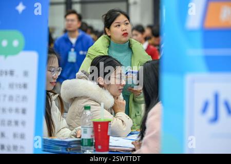Gli amanti del lavoro cercano opportunità di lavoro alla Spring Talent Exchange 2025 di Nanning, nella regione autonoma del Guangxi Zhuang nella Cina meridionale, 22 febbraio 2025. Foto Stock