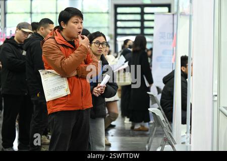 Gli amanti del lavoro cercano opportunità di lavoro alla Spring Talent Exchange 2025 di Nanning, nella regione autonoma del Guangxi Zhuang nella Cina meridionale, 22 febbraio 2025. Foto Stock
