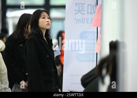 Gli amanti del lavoro cercano opportunità di lavoro alla Spring Talent Exchange 2025 di Nanning, nella regione autonoma del Guangxi Zhuang nella Cina meridionale, 22 febbraio 2025. Foto Stock