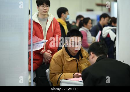 Gli amanti del lavoro cercano opportunità di lavoro alla Spring Talent Exchange 2025 di Nanning, nella regione autonoma del Guangxi Zhuang nella Cina meridionale, 22 febbraio 2025. Foto Stock