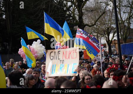 Persone che partecipano ad una marcia dalla Statua di San Volodymyr all'Ambasciata russa nel centro di Londra, per celebrare il prossimo triennio dell'invasione russa dell'Ucraina il 24 febbraio. Data foto: Sabato 22 febbraio 2025. Foto Stock