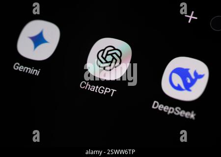Leopoli, Ucraina 22 febbraio 2025. In questa immagine, un logo ChatGPT, Gemini e DeepSeek viene visualizzato su uno smartphone. Foto Stock