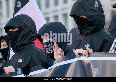 Berlino, Germania. 22 febbraio 2025. La gente si trova di fronte a una bandiera del Reich a Dorothea-Schlegel-Platz presso la stazione S-Bahn di Friedrichstraße durante una manifestazione neo-nazista e mostra con le mani il simbolo dell'odio chiamato "potere bianco". Crediti: Michael UKAS/dpa/Alamy Live News Foto Stock