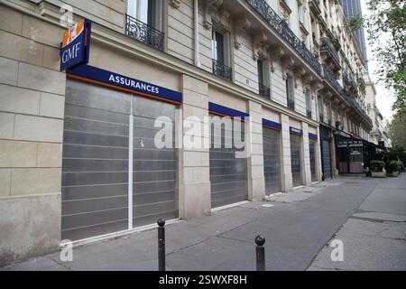 Francia Parigi : Assurance GMF barricadé pour la manifestation intersyndicale contre l'austérité 13 octobre 2023 Foto Stock