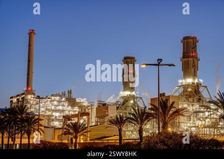 La centrale a ciclo combinato di Sant Adria de Besos, Barcellona, al crepuscolo Foto Stock