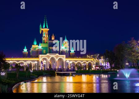 TASHKENT, UZBEKISTAN - 3 SETTEMBRE 2022: Castello delle fiabe nel parco divertimenti Magic City in una notte di settembre Foto Stock