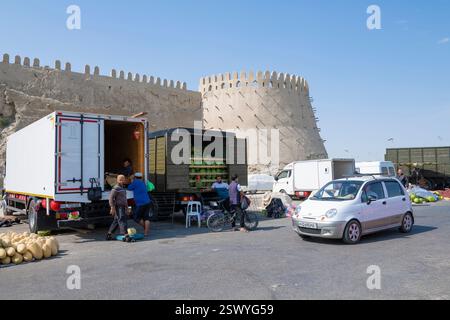 BUKHARA, UZBEKISTAN - 9 SETTEMBRE 2022: Mercato dei meloni presso l'antica torre della fortezza Foto Stock