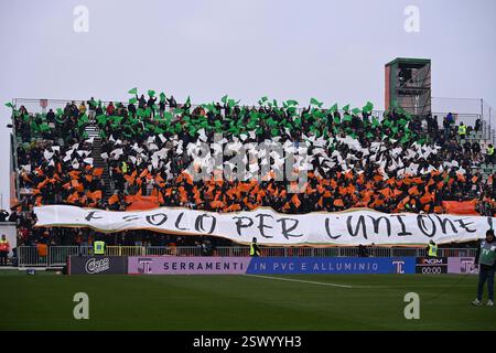 Tifosi del Venezia F.C. la 26a giornata del Campionato di serie A tra Venezia F.C. e S.S. Lazio allo Stadio Pier Luigi Penzo il 22 febbraio 2025 a Venezia. Foto Stock