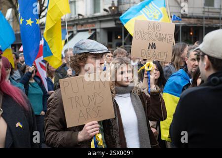Londra, Regno Unito. 22 febbraio 2025. I sostenitori dell'Ucraina organizzano una protesta fuori dall'ambasciata russa alla vigilia del terzo anniversario della guerra Ucraina-Russia, iniziata il 24 febbraio 2022. Credito: Justin ng/Alamy Live News. Foto Stock