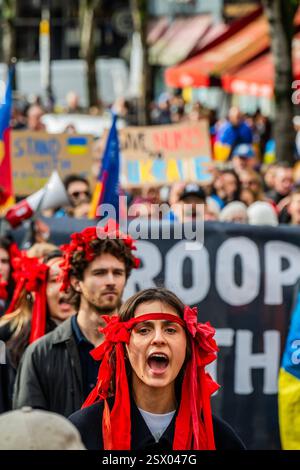 Londra, Regno Unito. 22 febbraio 2025. Truppe russe fuori, marcia di solidarietà con l'Ucraina e raduno - mentre si avvicina il terzo anniversario dell'invasione su vasta scala dell'Ucraina da parte della Russia, una coalizione di comunità Ucraina e organizzazioni del movimento operaio britannico marciano dalla statua di San Volodymyr all'ambasciata russa a Londra per una protesta e una manifestazione a sostegno dell'Ucraina. Crediti: Guy Bell/Alamy Live News Foto Stock