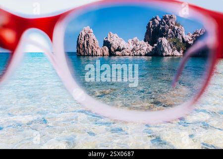 guardando gli occhiali da sole contro il cielo blu e il mare, le vacanze estive, il viaggio e il concetto di viaggio Foto Stock