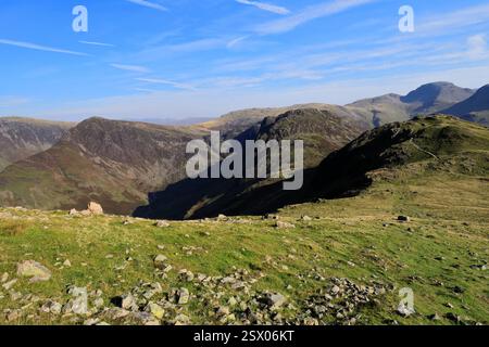 Vista di Haystacks Fell sopra Buttermere, Lake District National Park, Cumbria, Inghilterra, Regno Unito Haystacks Fell è una delle 214 Wainwright Fells. Foto Stock