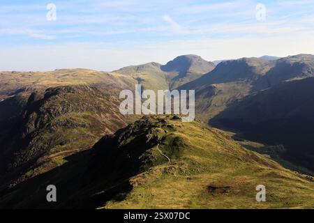Vista di Haystacks Fell sopra Buttermere, Lake District National Park, Cumbria, Inghilterra, Regno Unito Haystacks Fell è una delle 214 Wainwright Fells. Foto Stock