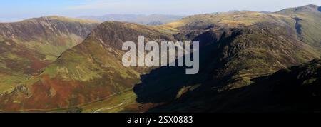 Vista di Haystacks Fell sopra Buttermere, Lake District National Park, Cumbria, Inghilterra, Regno Unito Haystacks Fell è una delle 214 Wainwright Fells. Foto Stock