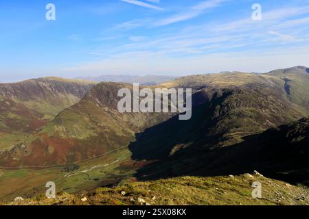 Vista di Haystacks Fell sopra Buttermere, Lake District National Park, Cumbria, Inghilterra, Regno Unito Haystacks Fell è una delle 214 Wainwright Fells. Foto Stock