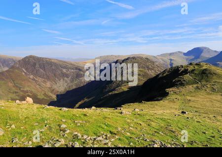 Vista di Haystacks Fell sopra Buttermere, Lake District National Park, Cumbria, Inghilterra, Regno Unito Haystacks Fell è una delle 214 Wainwright Fells. Foto Stock