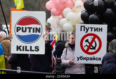 Londra, Regno Unito. 22 febbraio 2025. Dimostrazione a sostegno dell'Ucraina. I sostenitori marciano dall'Ambasciata Ucraina all'Ambasciata russa. Vogliono la fine immediata della guerra. Il terzo anniversario dell'invasione russa è il 24 febbraio. Crediti: Karl Black/Alamy Live News Foto Stock