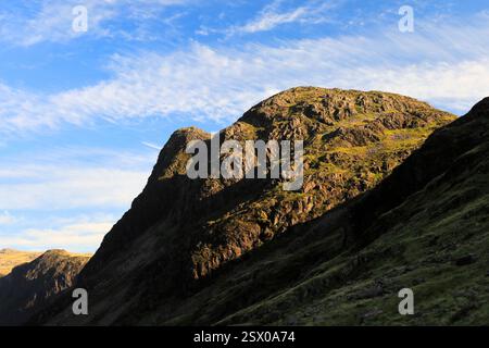 Vista di Haystacks Fell sopra Buttermere, Lake District National Park, Cumbria, Inghilterra, Regno Unito Haystacks Fell è una delle 214 Wainwright Fells. Foto Stock